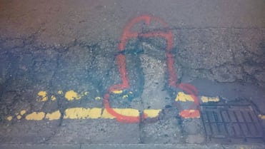 Popraskaná krajnice se také musí opravit Popraskaná krajnice se také musí opravit