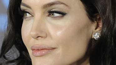 Dnes je Angelina mnohem elegantnější, a i když je její obočí silnější, k ní se to moc hodí a sekne jí to. Dnes je Angelina mnohem elegantnější, a i když je její obočí silnější, k ní se to moc hodí a sekne jí to.