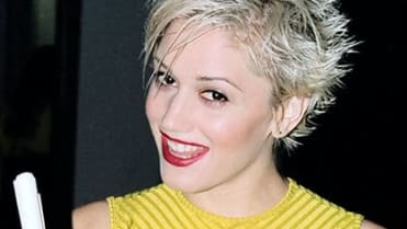 Ještě když Gwen Stefani zpívala v No Doubt! Měla obočí vytrhané a lehce zkosené, což se hodilo k jejímu střapatému účesu. Ještě když Gwen Stefani zpívala v No Doubt! Měla obočí vytrhané a lehce zkosené, což se hodilo k jejímu střapatému účesu.