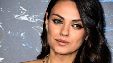 A hranatému oblouku zůstala brunetka Mila Kunis věrná i po letech. Trochu rozrostlé obočí podtrhuje její krásné oči a rozhodně dodává její tváři na výrazu. A hranatému oblouku zůstala brunetka Mila Kunis věrná i po letech. Trochu rozrostlé obočí podtrhuje její krásné oči a rozhodně dodává její tváři na výrazu.
