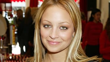 Nejlepší kamarádka Paris Hilton Nicole Richie si barvila obočí tak, že splývalo i díky světlým stínům splývalo s její pokožkou. Nejlepší kamarádka Paris Hilton Nicole Richie si barvila obočí tak, že splývalo i díky světlým stínům splývalo s její pokožkou.