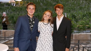 Gabi Hecl s přítelem a Markem Zemanem na TOP STAR party. Gabi Hecl s přítelem a Markem Zemanem na TOP STAR party.