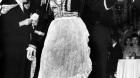 Anna Maria Bugliari (Miss Italia 1950) promenáda v tradičním italském kroji. Anna Maria Bugliari (Miss Italia 1950) promenáda v tradičním italském kroji.