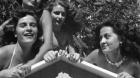 Sophia Loren (jako Sofia Villani), je druhá zleva. Sophia Loren (jako Sofia Villani), je druhá zleva.