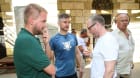 Krátké pauzy během natáčení využil režisér Michael Čech (v bílém tričku) ke konzultaci Krátké pauzy během natáčení využil režisér Michael Čech (v bílém tričku) ke konzultaci