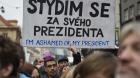 Lidé vypískali Zemana, před vajíčky ho chránila ochranka - Obrázek 3 Lidé vypískali Zemana, před vajíčky ho chránila ochranka - Obrázek 3