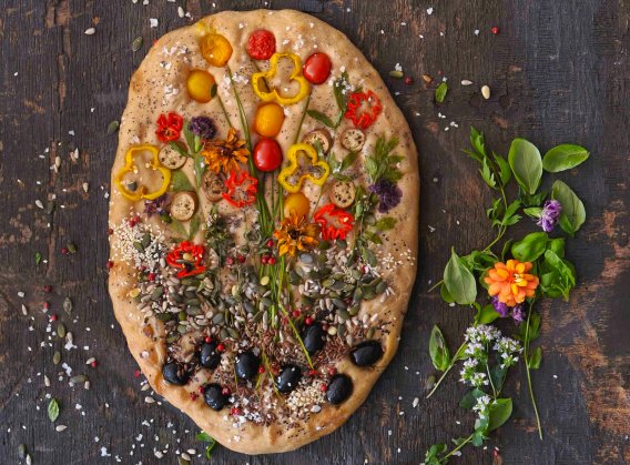 Focaccia – nadýchaná chlebová placka zdobená jako jedlá zahrádka Focaccia – nadýchaná chlebová placka zdobená jako jedlá zahrádka