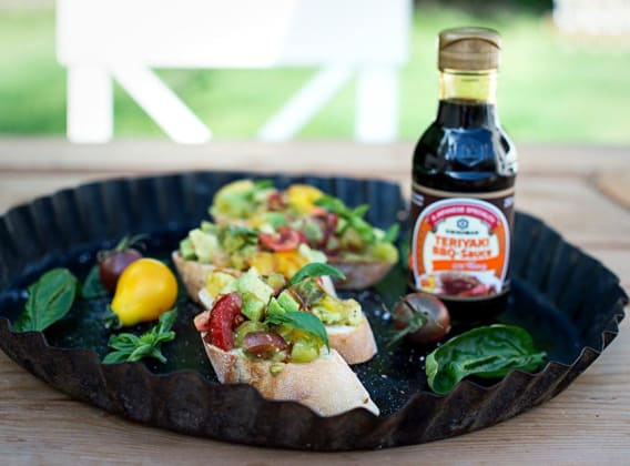 Bruschetta s rajčaty a avokádem Bruschetta s rajčaty a avokádem