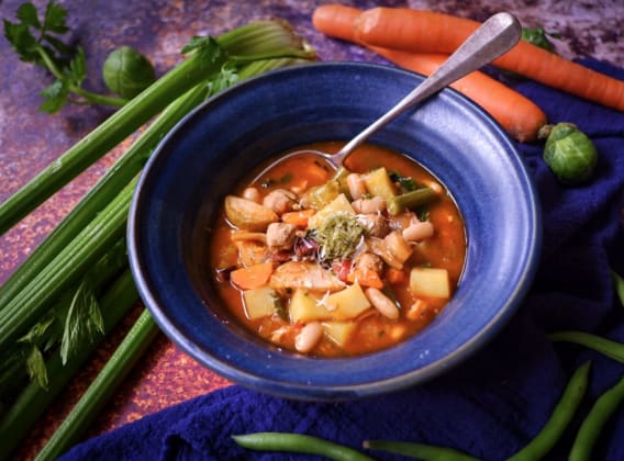 S Klárou v kuchyni: Polévka minestrone s knedlíčky z vinné klobásy S Klárou v kuchyni: Polévka minestrone s knedlíčky z vinné klobásy