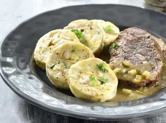 Karlovarský knedlík a znojemská pečeně Karlovarský knedlík a znojemská pečeně