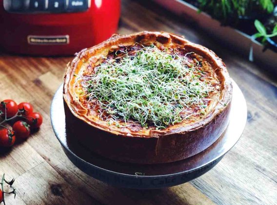 Rozmarýnový quiche s brynzou, parmazánem a šunkou Rozmarýnový quiche s brynzou, parmazánem a šunkou