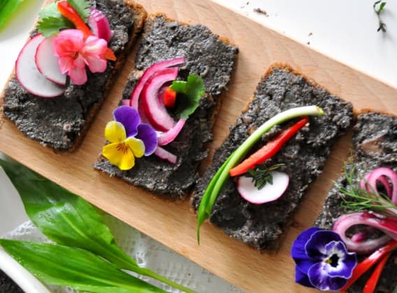 Veganská houbová paštika s nakládanou cibulkou Veganská houbová paštika s nakládanou cibulkou