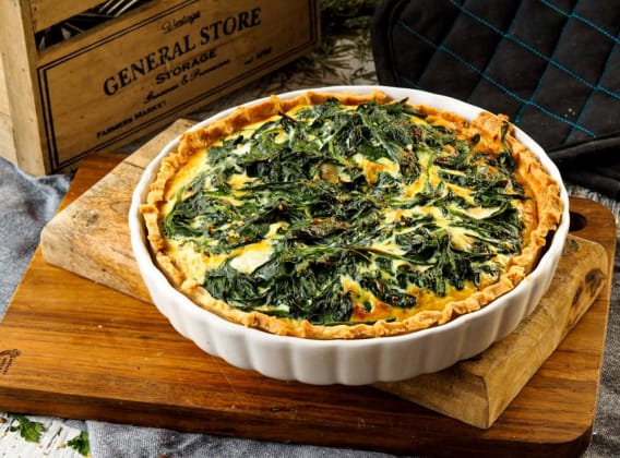 Quiche se špenátem, bramborami a kozím sýrem Quiche se špenátem, bramborami a kozím sýrem