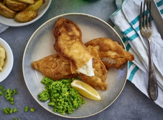Fish and chips z tresky s hráškovým dipem a domácí majonézou Fish and chips z tresky s hráškovým dipem a domácí majonézou
