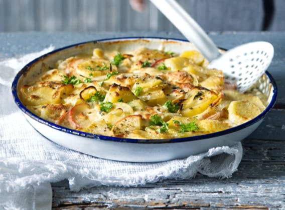 Bramborový gratin s jablkem a modrým sýrem Bramborový gratin s jablkem a modrým sýrem