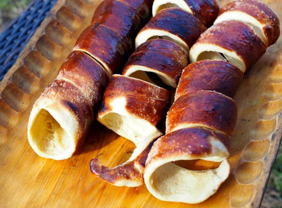 Trdelník z kynutého těsta pečený na ohni Trdelník z kynutého těsta pečený na ohni