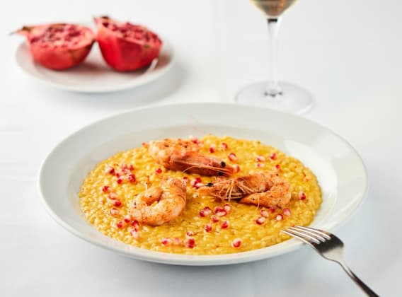 Šafránové rizoto s krevetami, mascarpone a granátovým jablkem Šafránové rizoto s krevetami, mascarpone a granátovým jablkem