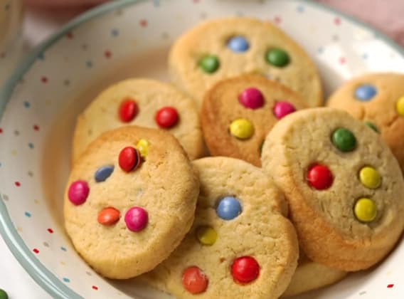 Máslové sušenky cookies s lentilkami Máslové sušenky cookies s lentilkami