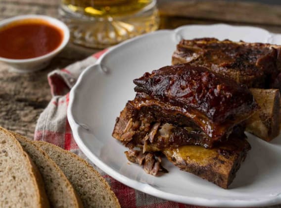 Pomalu pečená hovězí žebra s domácí BBQ omáčkou Pomalu pečená hovězí žebra s domácí BBQ omáčkou