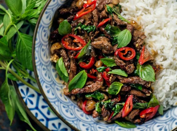 Hovězí maso s thajskou bazalkou a chilli podle Kamu Hovězí maso s thajskou bazalkou a chilli podle Kamu