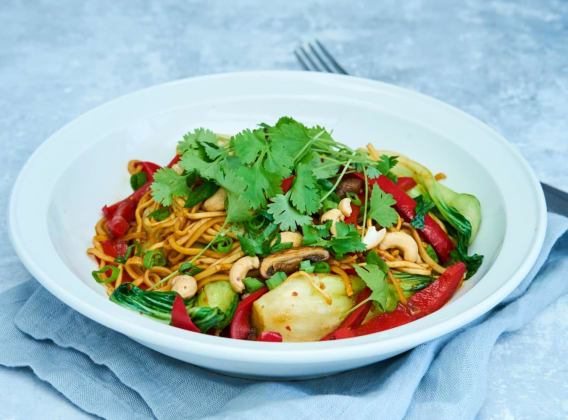 Smažené nudle s pak choi a Kikkoman sójovou omáčkou Smažené nudle s pak choi a Kikkoman sójovou omáčkou