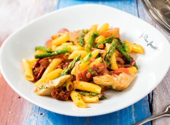 Italské těstoviny penne se zeleným chřestem a sušenými rajčaty Italské těstoviny penne se zeleným chřestem a sušenými rajčaty
