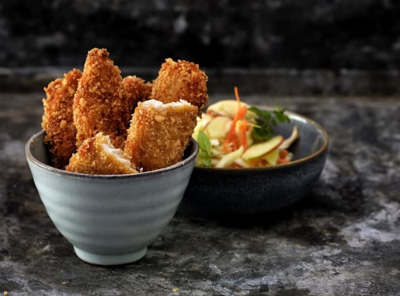Krůtí stripsy v panko strouhance s jednoduchým zelným coleslaw salátem Krůtí stripsy v panko strouhance s jednoduchým zelným coleslaw salátem