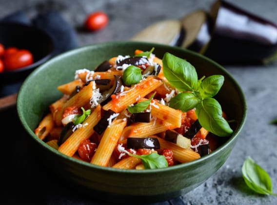 Penne s lilkem, rajčaty a bazalkou Penne s lilkem, rajčaty a bazalkou
