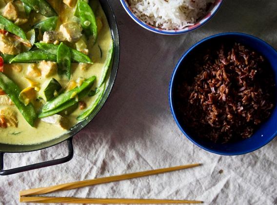 Curry s lososem, kokosovým mlékem a hráškovými lusky Curry s lososem, kokosovým mlékem a hráškovými lusky