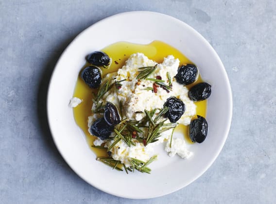 Ricotta s osmaženými olivami a rozmarýnem Ricotta s osmaženými olivami a rozmarýnem