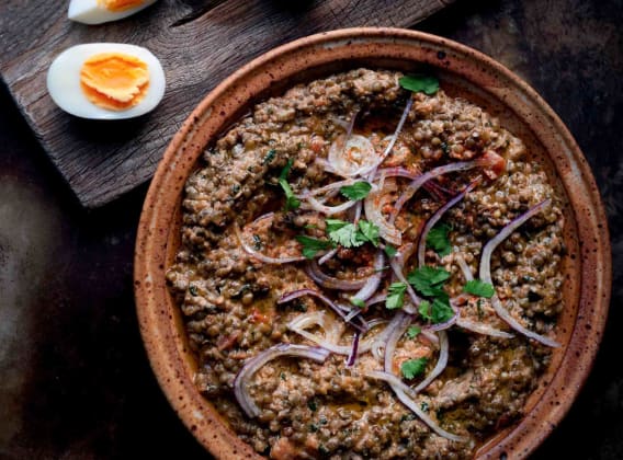 Mačkaná čočka puy se sezamovou pastou tahini a římským kmínem Mačkaná čočka puy se sezamovou pastou tahini a římským kmínem