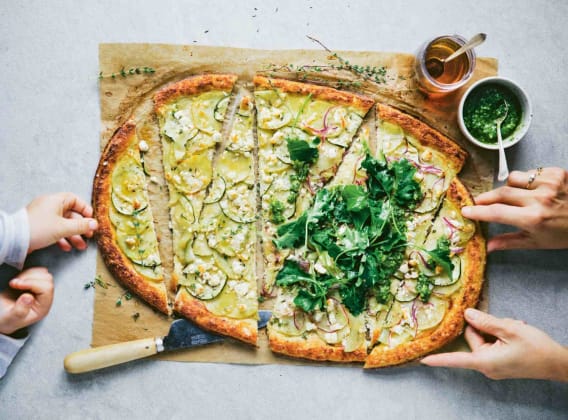 Květáková pizza s bramborami, cuketou a fetou Květáková pizza s bramborami, cuketou a fetou