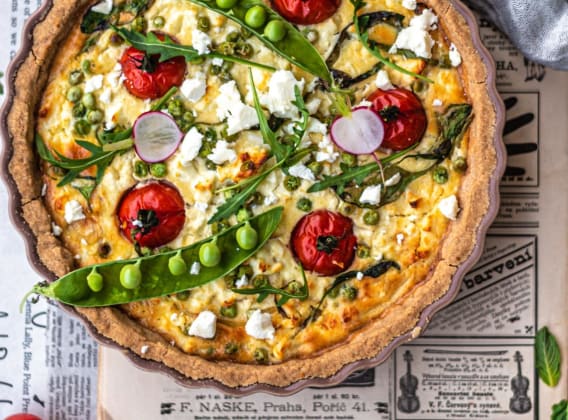 Jarní quiche s hráškem, rajčátky a feta sýrem Jarní quiche s hráškem, rajčátky a feta sýrem