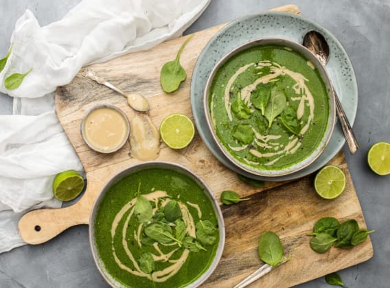 Špenátová krémová polévka s tahini Špenátová krémová polévka s tahini