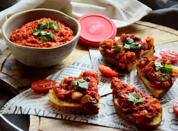Veganské chilli se zeleninou, fazolemi a ajvarem Veganské chilli se zeleninou, fazolemi a ajvarem
