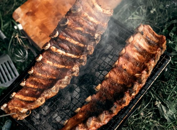 Vepřová žebra v alobalu s bbq omáčkou připravená na ohni Vepřová žebra v alobalu s bbq omáčkou připravená na ohni