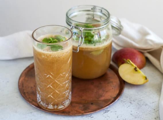 Jablečná limonáda s nektarinkou a meduňkou Jablečná limonáda s nektarinkou a meduňkou