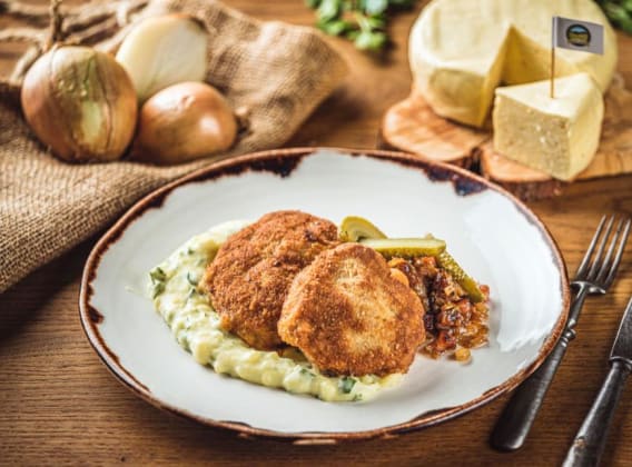 Řízek z mletého masa s česnekovým sýrem, uzenou bramborovou kaší a cibulovou marmeládou Řízek z mletého masa s česnekovým sýrem, uzenou bramborovou kaší a cibulovou marmeládou