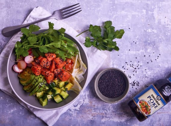 Autentické poké bowl s lososem Autentické poké bowl s lososem