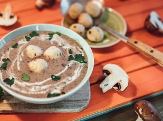 Houbový krém se sýrovo-šunkovými knedlíčky Houbový krém se sýrovo-šunkovými knedlíčky