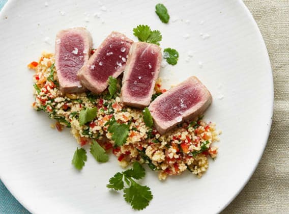 Couscous s tomatovou salsou a tuňákem Couscous s tomatovou salsou a tuňákem
