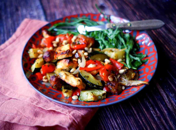 S Klárou v kuchyni: Pečená zelenina s klobáskami a sýrem halloumi S Klárou v kuchyni: Pečená zelenina s klobáskami a sýrem halloumi