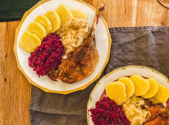 Konfitovaná husa s bramborovým knedlíkem a zelím Konfitovaná husa s bramborovým knedlíkem a zelím