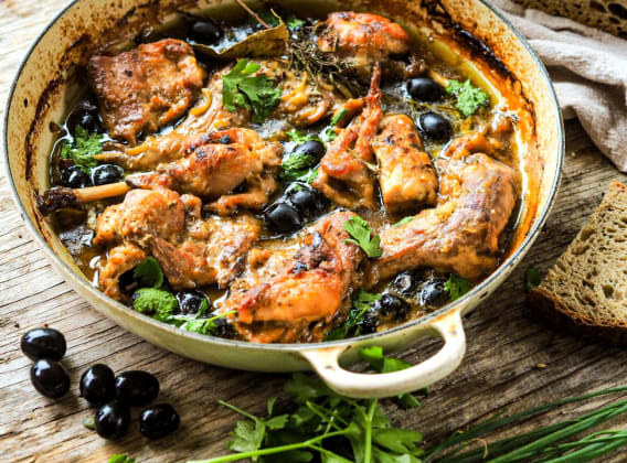 Pečený králík na česneku s černými olivami podle Garden & Kitchen Pečený králík na česneku s černými olivami podle Garden & Kitchen
