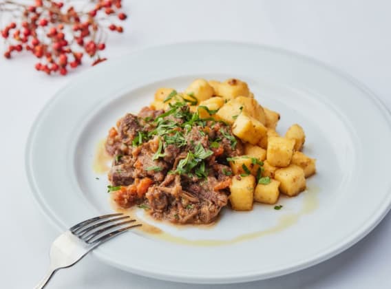 Křupavá polenta s divočákem a zeleninou Křupavá polenta s divočákem a zeleninou