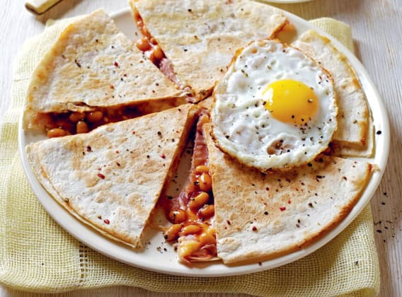 Snídaňová quesadilla s pečenými fazolemi, šunkou a vejci Snídaňová quesadilla s pečenými fazolemi, šunkou a vejci