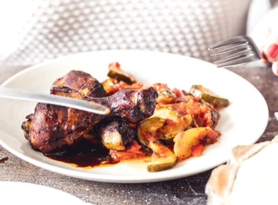 Kuřecí paličky na medu s ratatouille Kuřecí paličky na medu s ratatouille