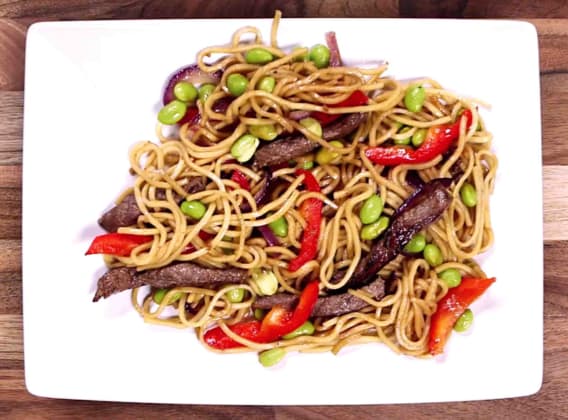 Teriyaki vaječné nudle s hovězím masem a sójovými boby edamame Teriyaki vaječné nudle s hovězím masem a sójovými boby edamame