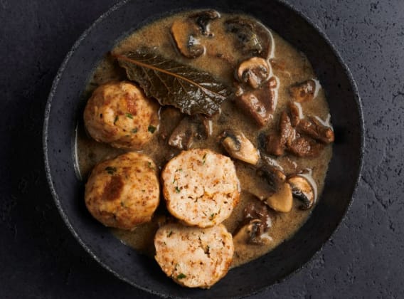 Srnčí ragú na houbách s celozrnným knedlíkem Srnčí ragú na houbách s celozrnným knedlíkem