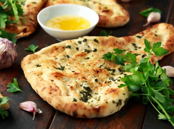 Česnekový naan – indická chlebová placka Česnekový naan – indická chlebová placka